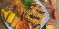 Menyediakan makanan ayam kremes